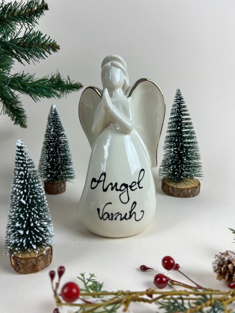 Velik pozlačen angel